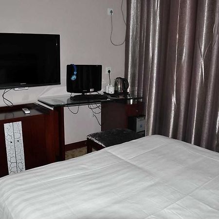 Hangjia Hotel Urumqi Bagian luar foto